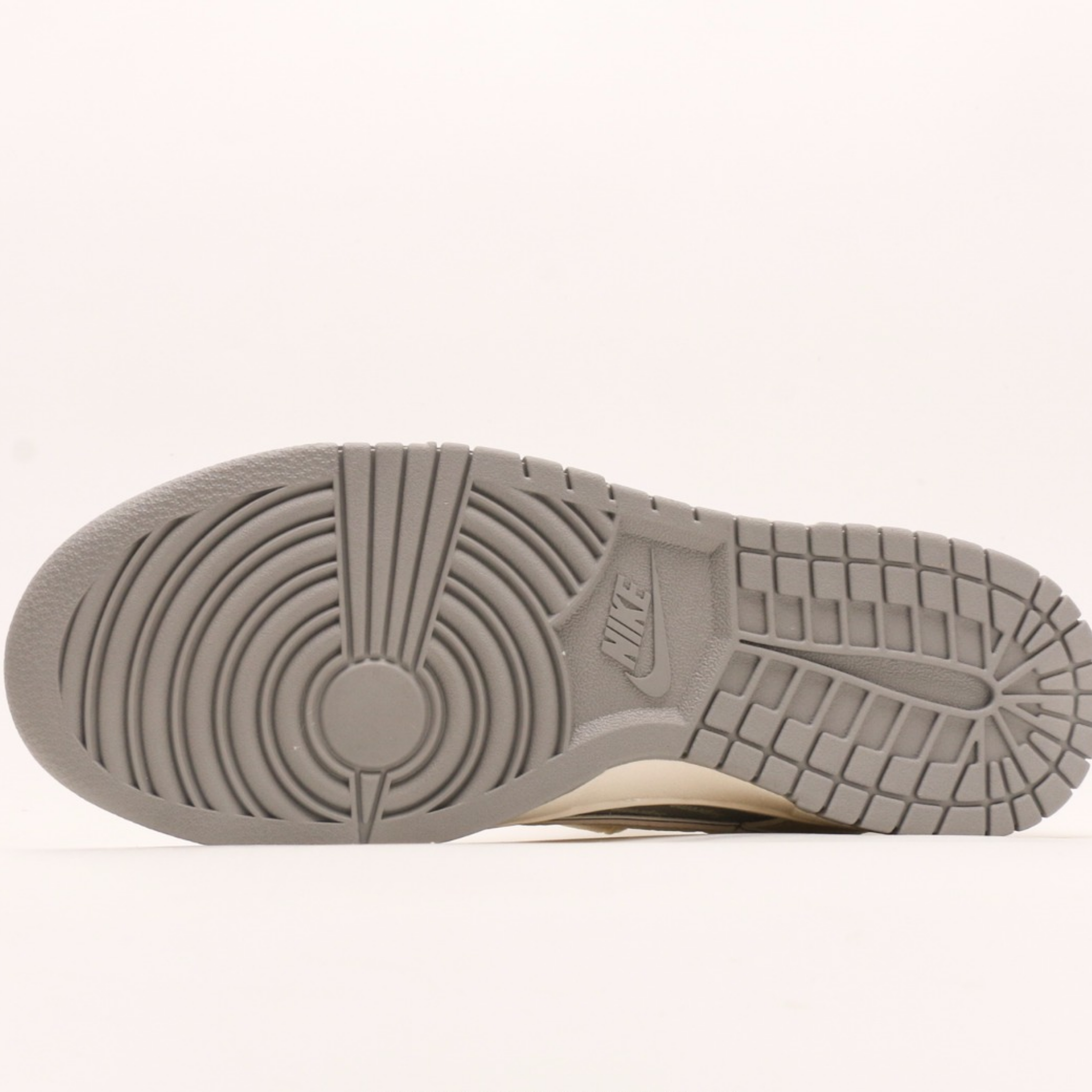 Nike SB Dunk Low Supreme "White Gray"