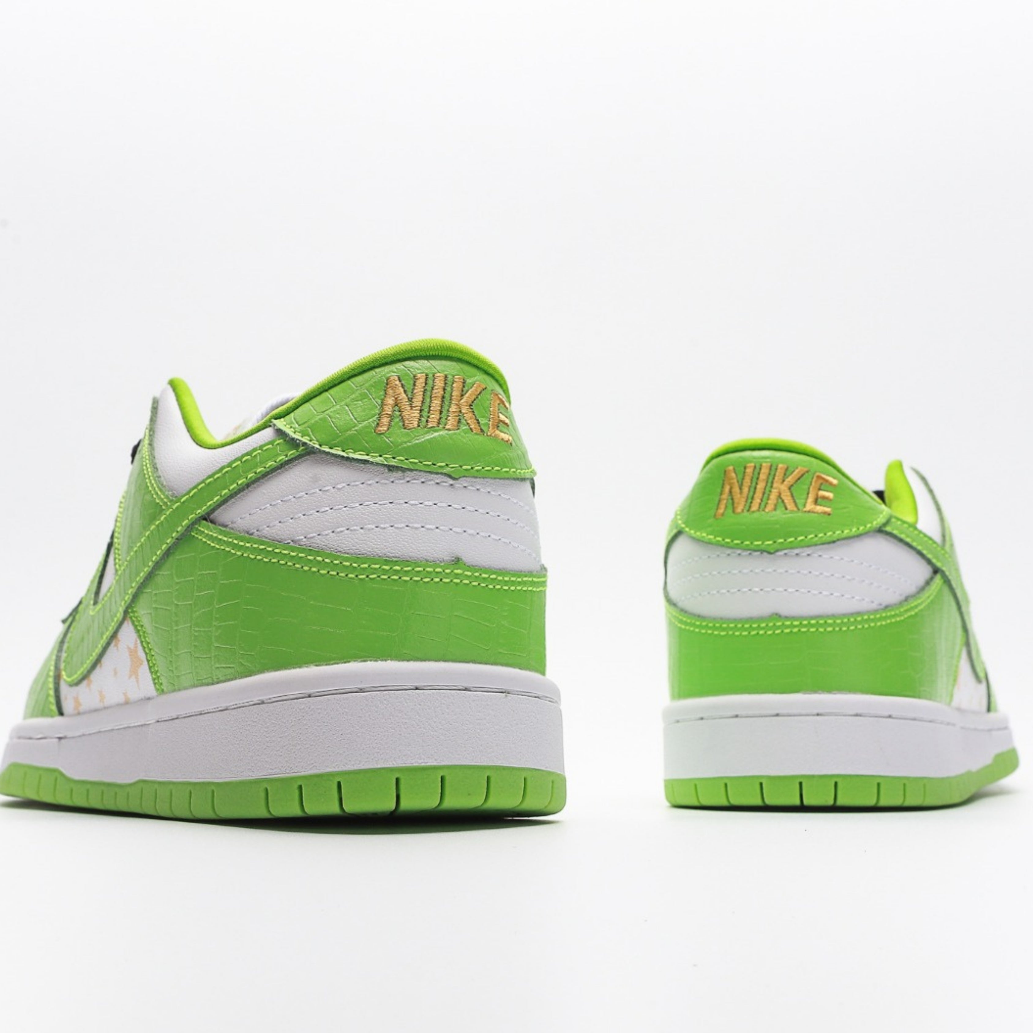 Nike SB Dunk Low Supreme Stars Mean Green