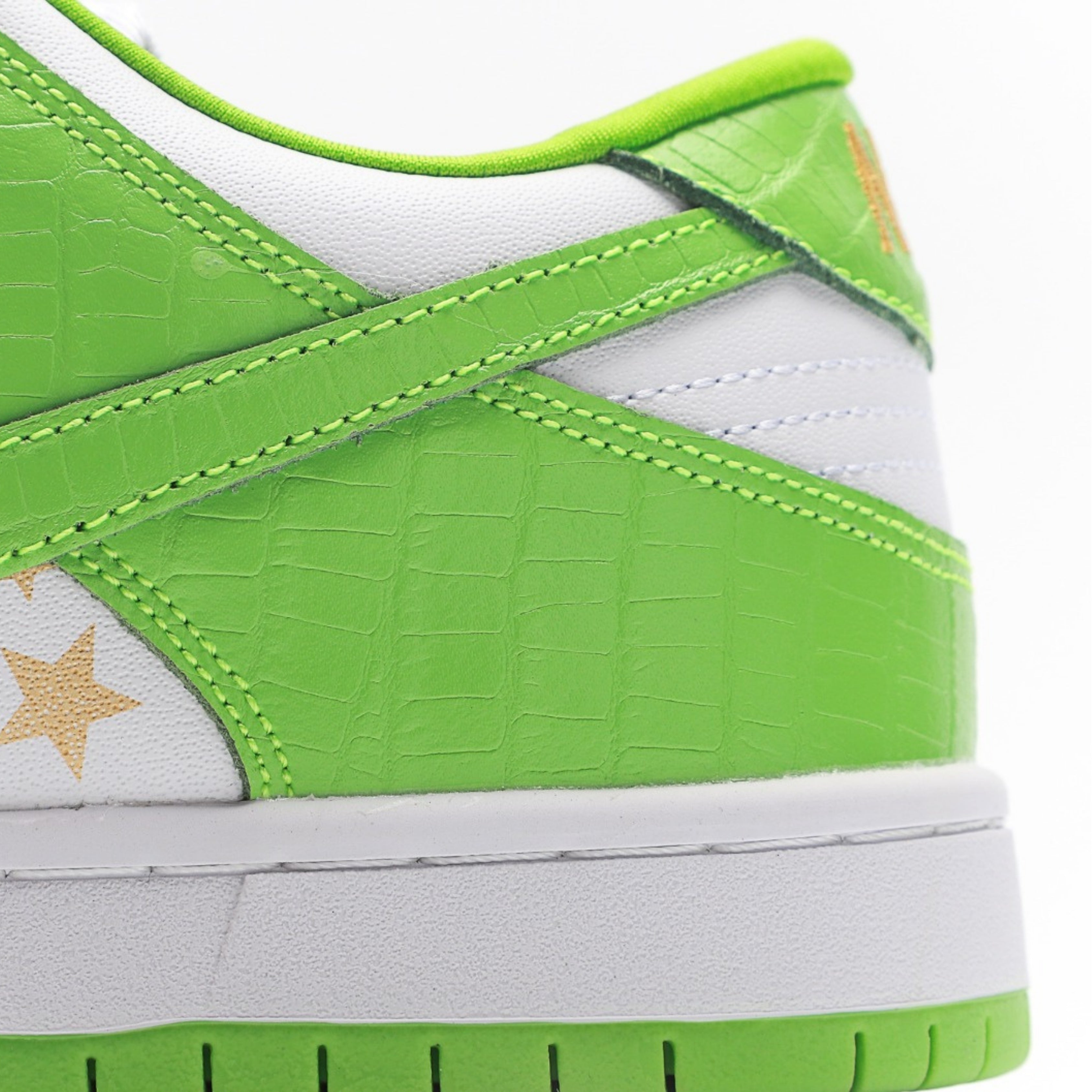 Nike SB Dunk Low Supreme Stars Mean Green