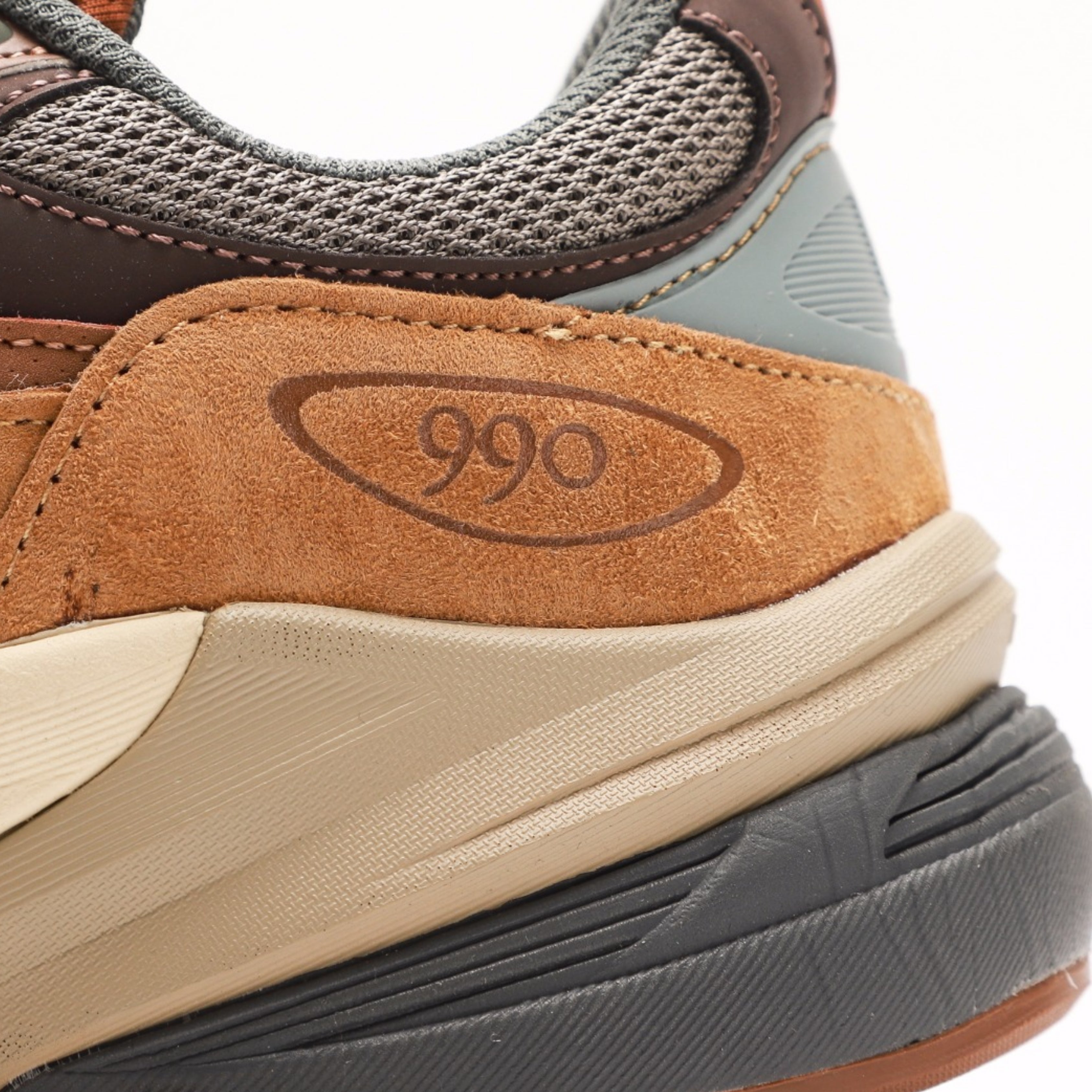 New Balance 990v6 "Carhartt - Sculpture Center"