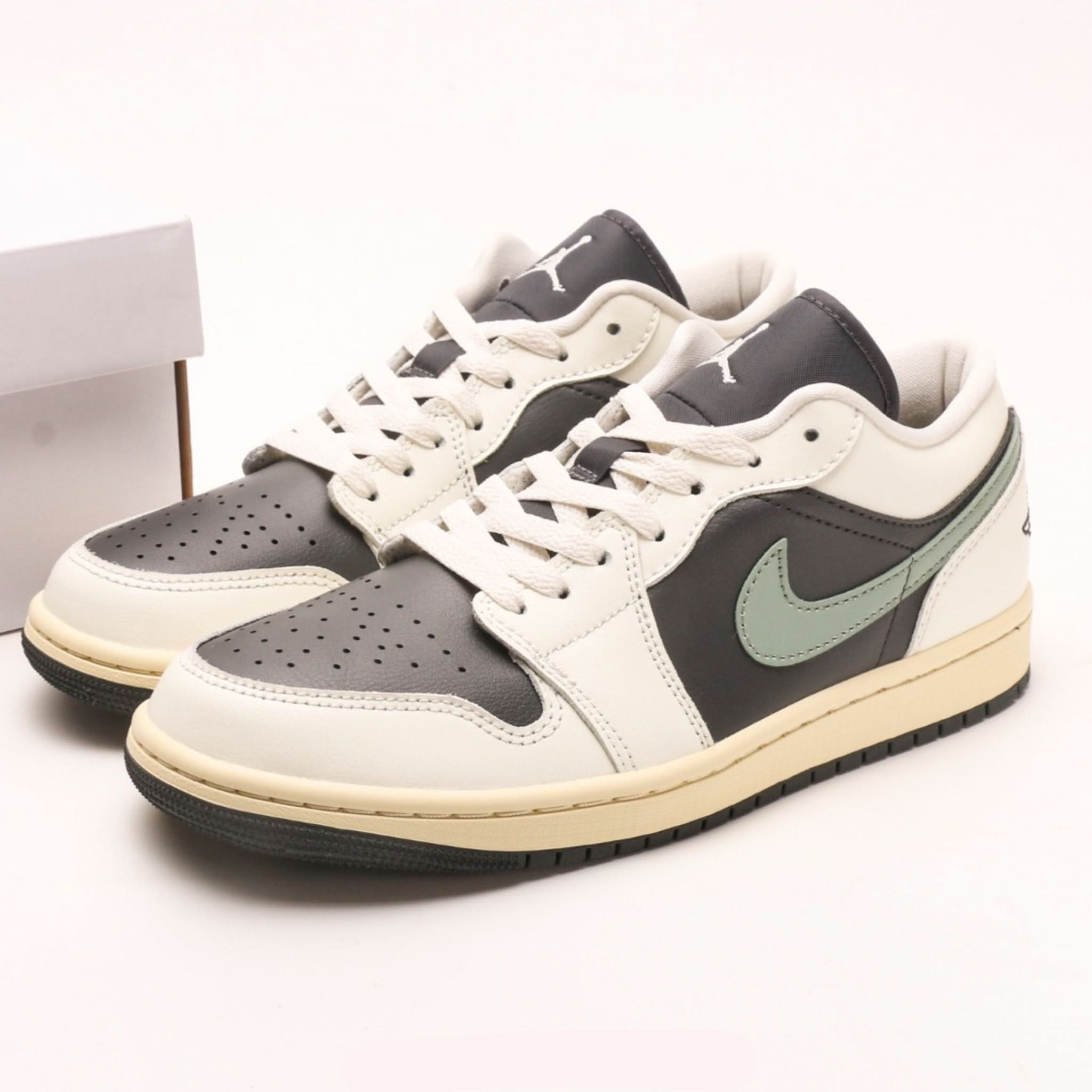 Air Jordan 1 Low SE Jade Smoke