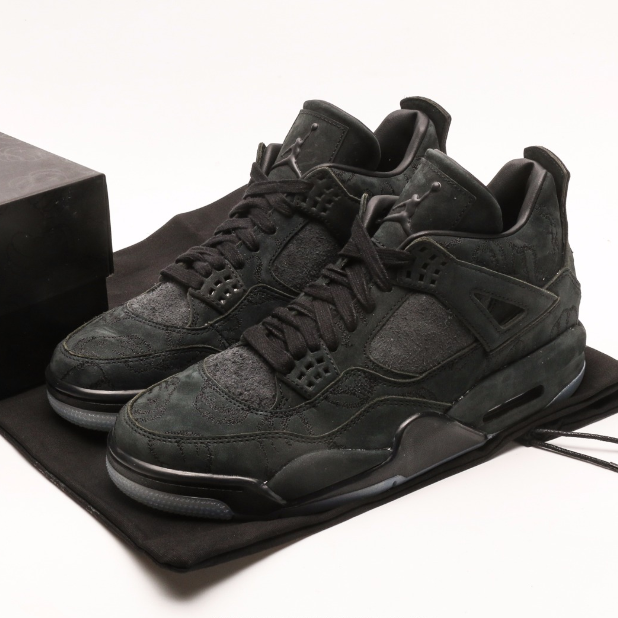Air Jordan 4 X Kaws