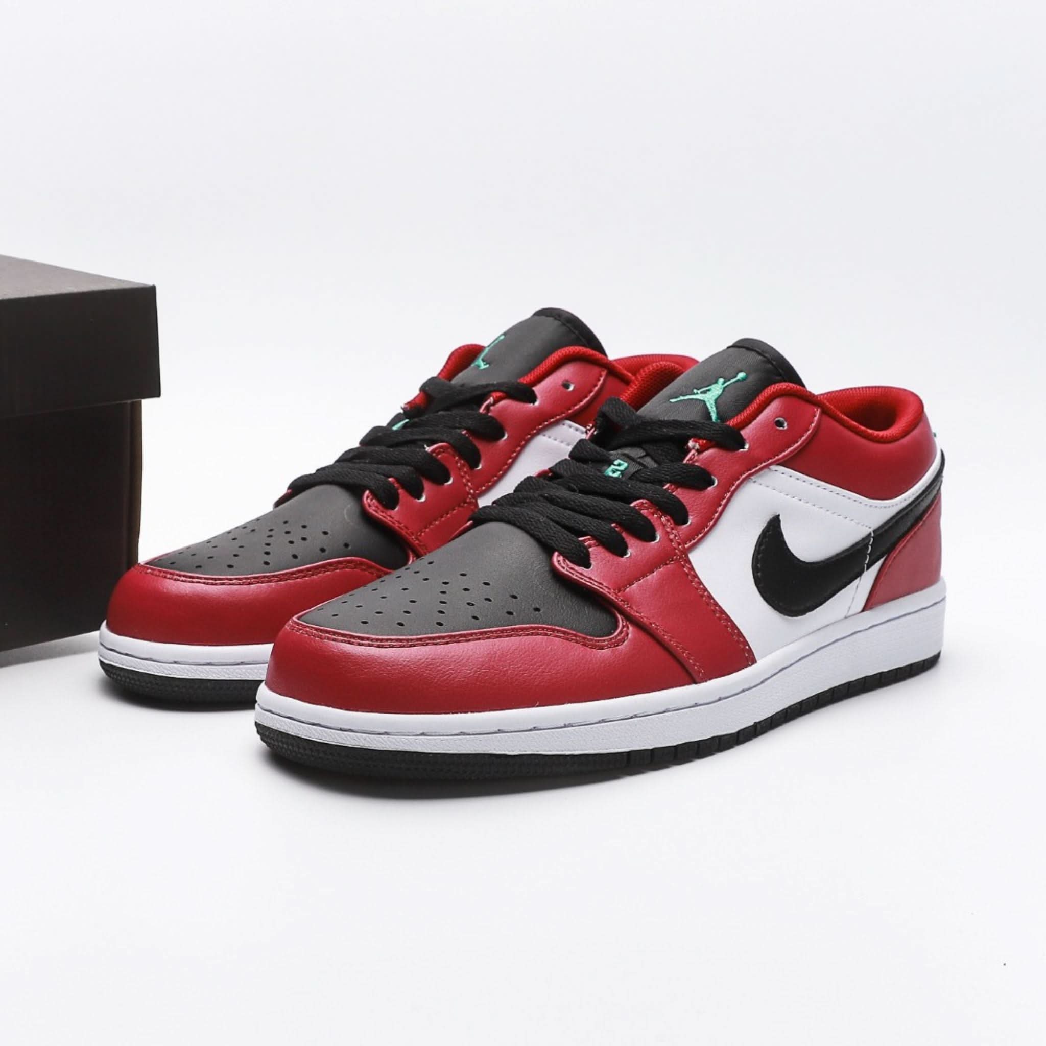 Air Jordan 1 Low Bulls
