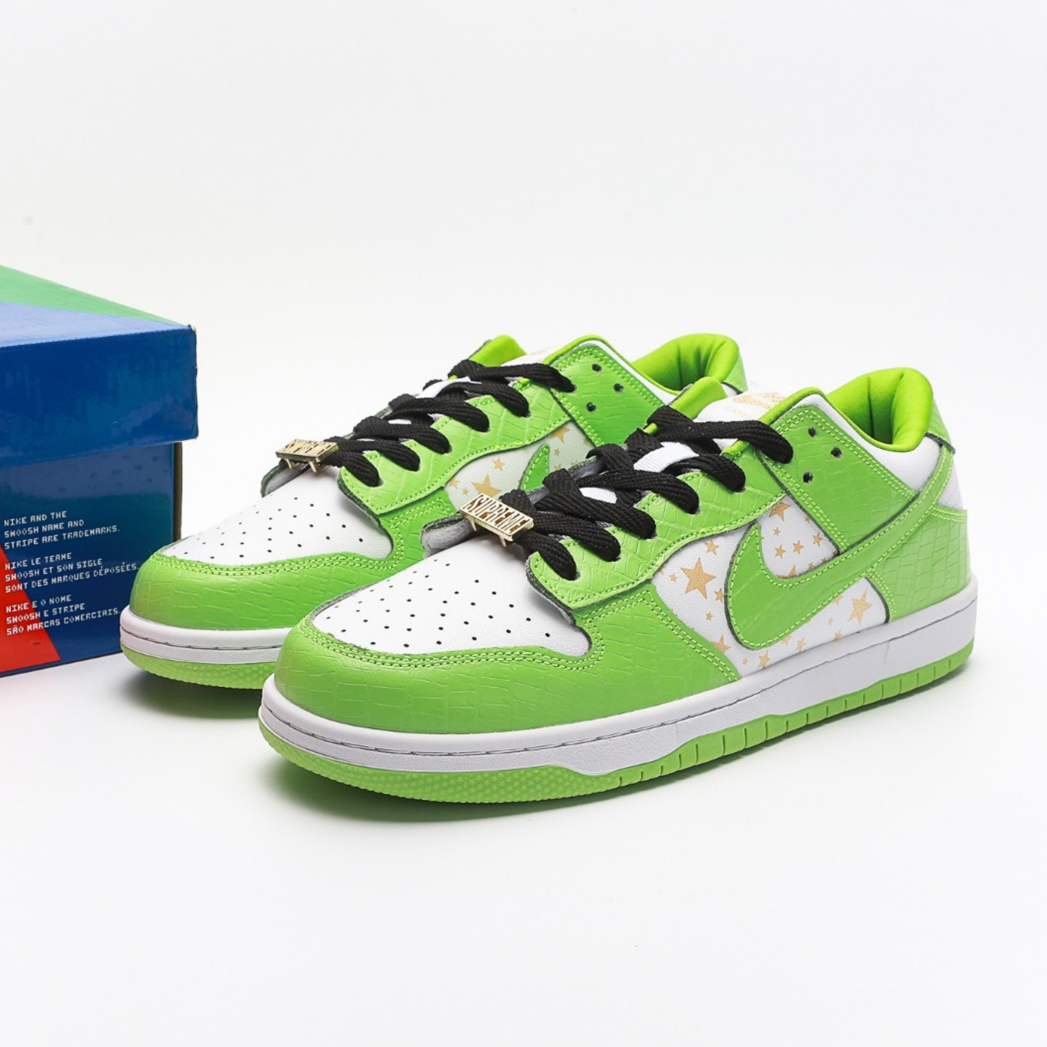Nike SB Dunk Low Supreme Stars Mean Green