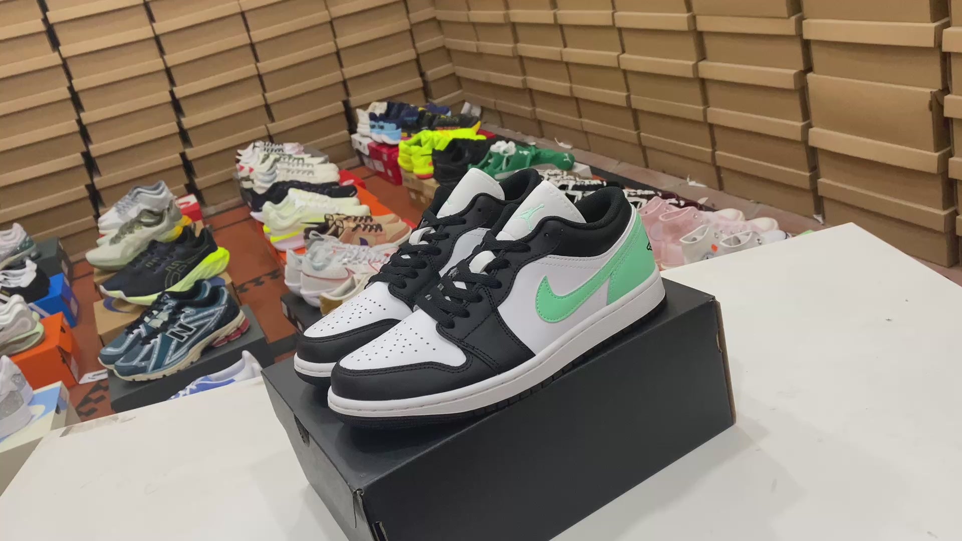 Air Jordan 1 Low SE "Green Glow"
