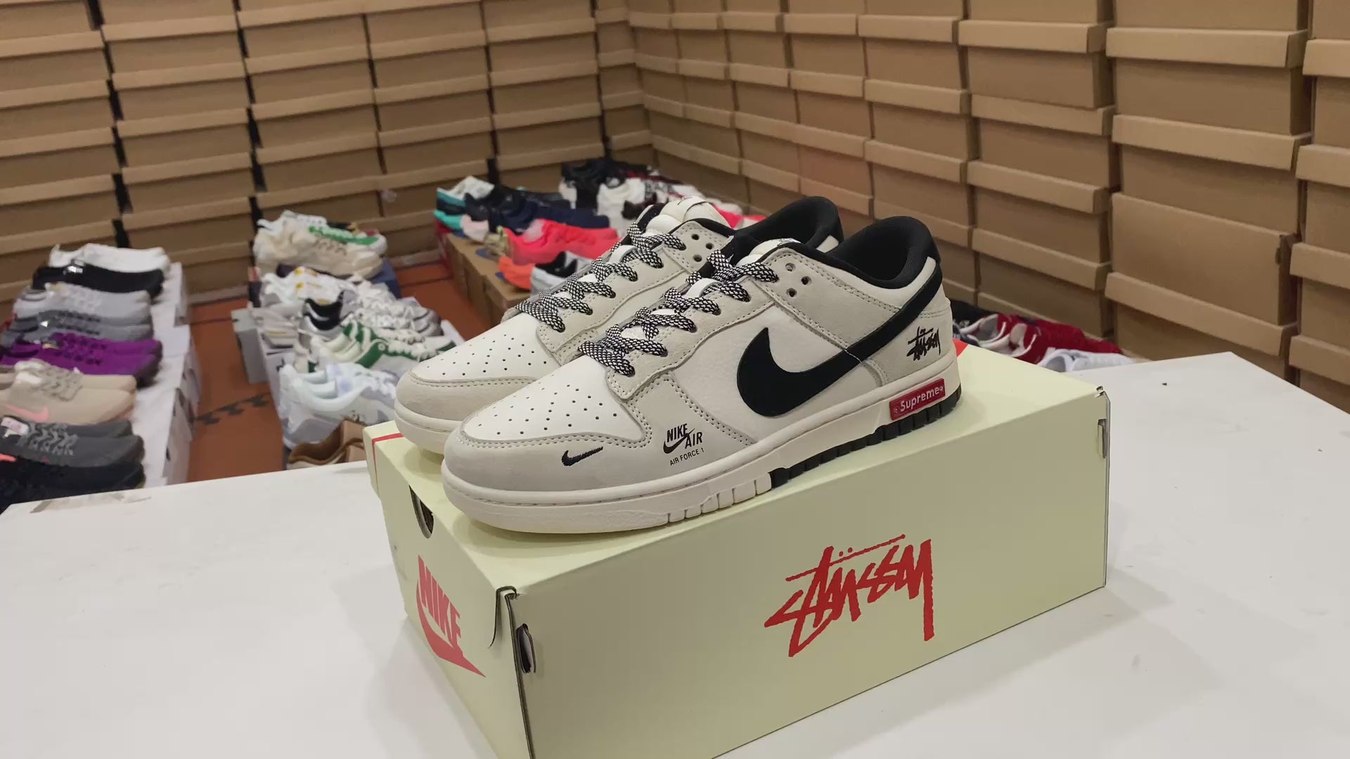 Supreme X Nike Dunk Low "Bege Suede"